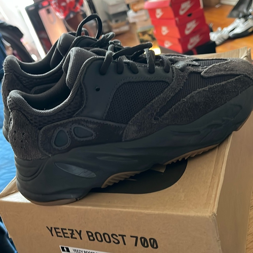 Boys Yeezy Boost 700 sz 7